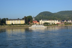 Blick vom Rhein aufs Hotel Zur Muehle.jpg